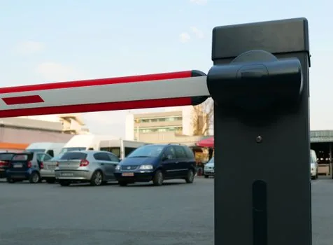 accessible parking space with Korean family car, senior passenger preparing to exit safely with adult child assistance, realistic hospital parking lot photo | 병원 장애인전용주차구역에서 어르신 하차를 돕는 장면 | 보호자 운전용 표지 사용 상황을 설명하는 이미지