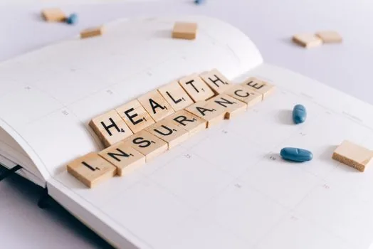 calendar marked July August September October with health insurance bill and income certificate documents | 7~10월 신청 가능 기간을 달력으로 확인하는 장면