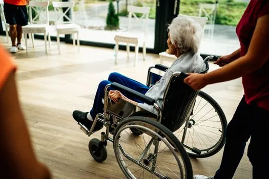 caregiver visiting elderly patient home with service contract folder and welfare voucher card, realistic Korean home care support scene | 제공기관 계약 전 서비스 시간과 본인부담 확인
