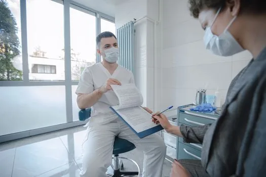dental treatment estimate sheet, health insurance card and calculator on clinic desk, Korean senior care paperwork, realistic photo | 임플란트 본인부담률과 견적서를 확인하는 장면 | 건강보험·의료급여 부담률 차이를 정리하는 설명 이미지