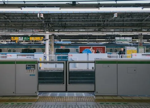 Elderly parent receiving printed train ticket and smartphone QR from adult child at bright railway station waiting area | 승차권 전달 | 부모님 탑승 전 승차권과 신분증을 함께 챙기는 장면