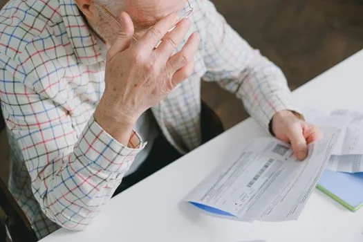 Korean family organizing elderly parent's bankbook, pension statement, utility bills and dementia care checklist on bright table | 부모님 통장과 공과금 고지서를 가족이 함께 정리하는 장면
