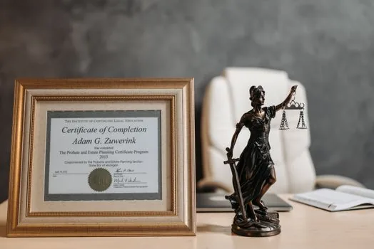 organized folder with family relation certificate, bank transfer records, lease contract and handwritten legal counseling timeline on Korean table, realistic documentary photo | 무료 법률상담 전 계약서와 입금내역을 시간순으로 정리하는 장면