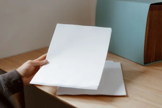 pension certificate language selection with Korean and English document folders on desk | 국민연금 수급증명서 국문·영문 선택과 제출처 요구사항 확인 장면