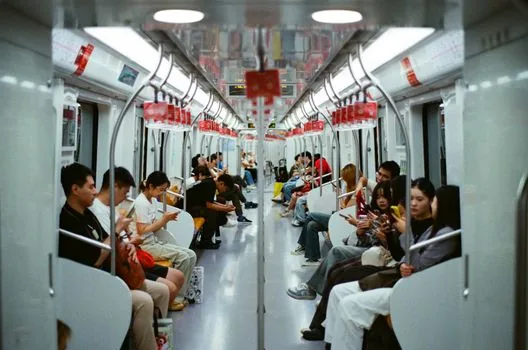 Train booking screen with weekday calendar, senior fare option and first class seat comparison on smartphone, Korean family travel planning scene | 특실 금액 확인 | 좌석 등급과 요일을 함께 보는 장면