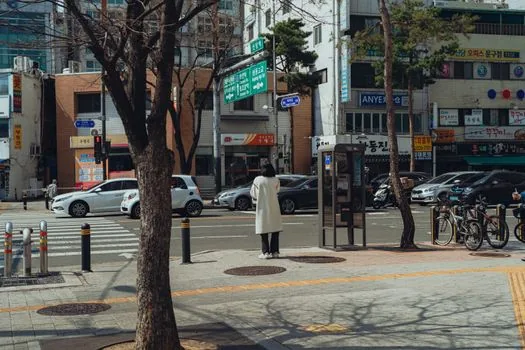 adult child calling 1533-1179 for Seoul hospital escort service while checking parent's clinic appointment calendar, warm realistic photo | 병원 예약표를 보며 1533-1179 콜센터에 동행 일정을 문의하는 장면