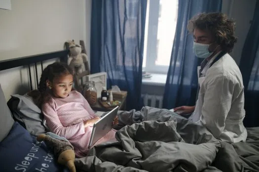adult child comparing official public health website and random medical advertisement on tablet, elderly parent reading notes, realistic editorial photo | 공식 건강정보와 광고성 검색 결과를 비교하는 장면