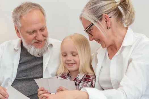 adult child writing lost card report phone numbers beside elderly parent's wallet and transit card, warm home table, realistic senior guide photo | 어르신 교통카드 분실신고 연락처를 메모하는 장면