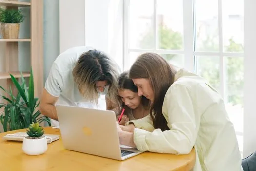 family writing alternative transportation plan for hospital visits groceries and community activities with senior parent | 병원·장보기·모임 이동수단을 가족이 함께 적어보는 장면