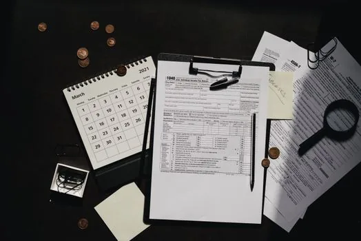 home tax filing checklist with pension receipt, bank interest statement and calendar | 국민연금과 다른 소득자료를 함께 정리하는 장면