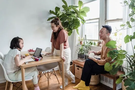 Korean adult child checking pension estimate statement and calendar with senior parent at dining table, realistic retirement planning scene | 국민연금 예상액표와 연기 기간을 가족이 확인하는 장면