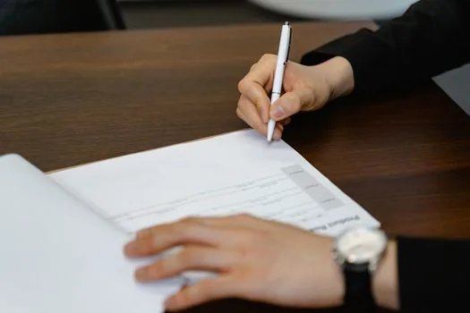 Korean court guardianship petition checklist with dementia care center referral note and family documents on desk | 가정법원 후견 심판청구 준비 서류와 치매안심센터 상담 메모를 정리하는 장면
