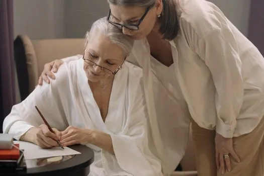 성인 자녀가 부모님 진단서와 복약 기록, 은행 서류를 한곳에 정리하는 장면 | Korean family caregiver arranging dementia diagnosis note, medication list and bank documents on calm home desk, realistic editorial photo