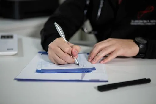 Korean family caregiver checking parent hospital appointment note, prescription proxy form and medicine list on clean kitchen table, realistic warm senior care photo | 부모님 약 대리처방 가능 사유와 복용 약 목록을 정리하는 장면