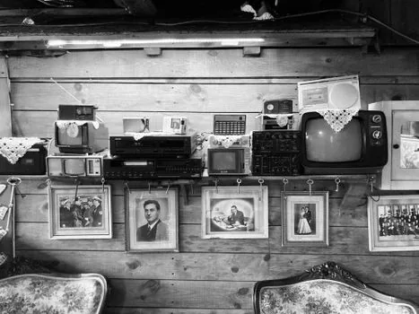 Korean family planning moving day appliance pickup schedule with calendar, old TV and refrigerator notes, warm home photo | 이사 전 폐가전 수거 희망일과 품목을 가족이 달력에 정리하는 장면