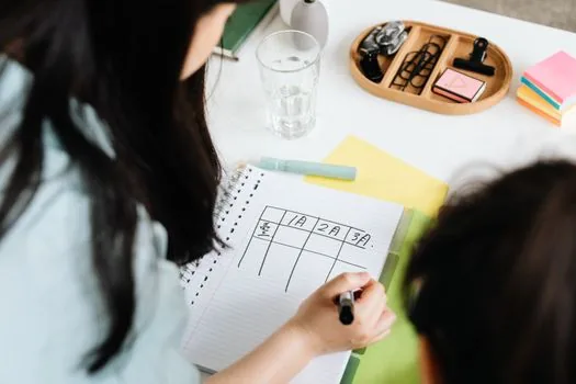 Korean family writing moving schedule and deposit calculation beside apartment lease documents | 전세임대 보증금과 월임대료를 일정표와 함께 계산하는 장면