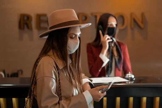 Korean hospital reception desk with escort manager helping elderly parent complete check-in and payment, calm Seoul clinic editorial photo | 동행매니저가 부모님 병원 접수와 수납을 돕는 장면