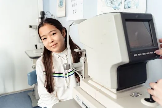 Korean public health center eye screening room with elderly parent receiving vision and eye pressure test, warm realistic photo | 보건소 노인 안검진에서 시력검사와 안압검사를 받는 장면