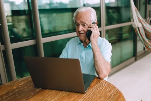 Korean senior family preparing call notes for National Pension Service branch with pension statement, health insurance card and basic pension memo, realistic desk photo | 국민연금공단 상담 전 건강보험료와 기초연금 메모를 정리하는 장면