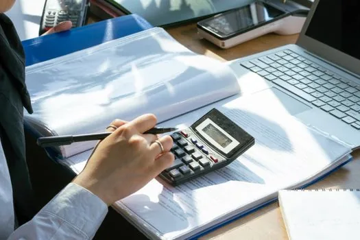 outpatient clinic payment desk with Korean senior welfare documents and calculator, no readable personal data, realistic photo | 외래 본인부담금 차감 구조를 확인하는 장면