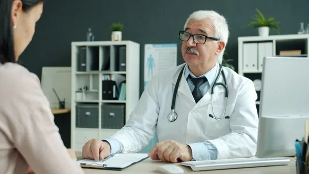 senior care coordinator explaining hospital companion cost estimate to family with calculator and appointment form | 장기요양기관 담당자가 보호자에게 병원동행 예상 비용과 예약 시간을 설명하는 장면
