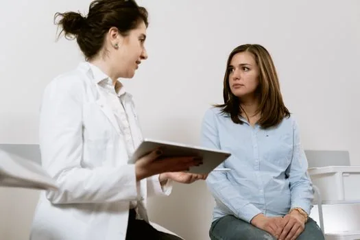 가족이 요양기관 방문 상담에서 비용과 서비스 설명을 듣는 장면 | senior parent adult child and care coordinator reviewing care service costs during facility visit, warm consultation room, realistic editorial photo