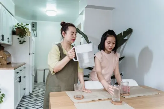 senior parent and adult child checking driver's license and transit card support leaflet on kitchen table | 부모님 운전면허증과 교통카드 지원 안내문을 함께 확인하는 장면