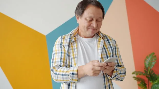 smartphone showing suspicious refund text message next to official customer service number memo, Korean senior safety guide photo, no real logos | 건강보험 환급금 문자와 공식 확인 경로를 구분하는 장면