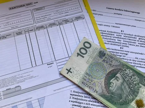 apartment management office desk with utility bill, customer number memo, and welfare certificate folder | 아파트 관리사무소에서 고객번호와 관리비 포함 여부를 문의하는 장면