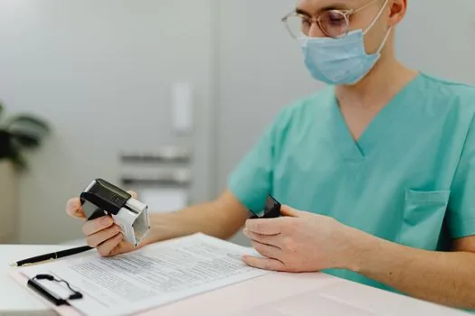 Korean family sorting hospital receipts, itemized treatment statement and memo before filing medical bill review request, realistic photo | 병원 영수증과 진료비 세부내역서를 날짜별로 정리하는 장면